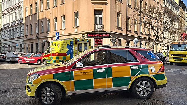 Vozidla zchrann sluby zasahujc pi pdu chlapce z okna diagnostickho stavu. (21. bezna 2025)