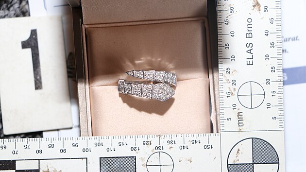 Diamanty, kter� podvodn�ci pou��vali a vyd�vali za vz�cn�. (28. b�ezna 2025)