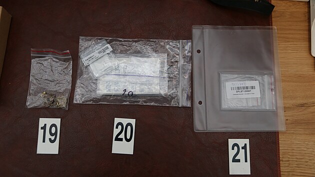 Zadr�en� p�edm�ty v souvislosti s podvodn�mi diamanty. (28. b�ezna 2025)