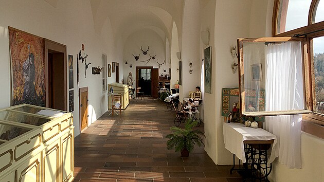 Ark�dov� chodba v pat�e ratajsk�ho z�mku, vlevo se vch�z� do expozice Kingdom Come.