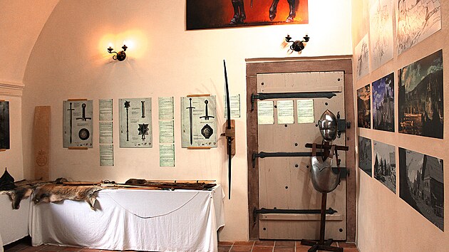 M�stnost na ratajsk�m z�mku v�novan� h�e Kingdom Come. Ukazuje st�edov�k� obr�zky m�sta i zbran�.