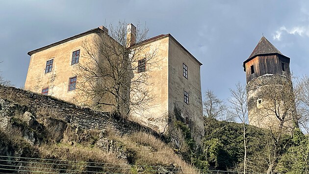 Pohled na hrad Pirk�tejn v Rataj�ch nad S�zavou zdola ze silnice. Dnes tam bydl� kav�rn�k a boh�m Ond�ej Kobza. Hrad pat�� c�rkvi a byla tam i fara.