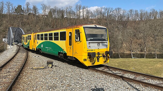 Vlak vyj�d� z tunelu ve sm�ru od S�zavy a m��� na ratajsk� n�dra��. Hned u mostu je rozdvojka trati. Zaj�mav� je, �e doleva by se jelo na zast�vku v Rataj�ch. Ob� stanice jsou od sebe jen 200 metr�, ale ka�d� na jin� trati.