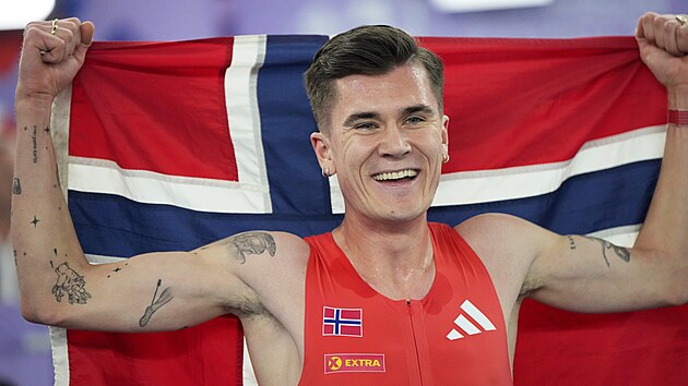Jakob Ingebrigtsen slaví vít�zství na halovém mistrovství sv�ta.