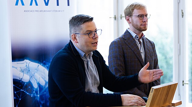Jaromr Hanzal (vlevo), editel Asociace pro aplikovan vzkum v IT