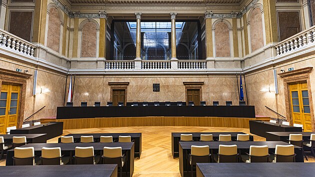 Ústavní soud vyhlásí rozhodnutí o stížnosti dívky, kterou opakovaně znásilňoval...