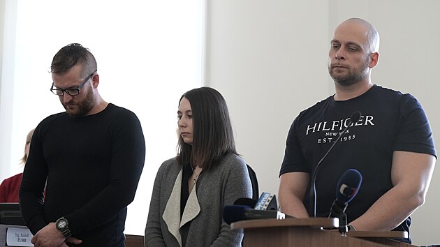 Trojice policist� ob�alovan� kv�li napaden� v baru - zleva Tom� Strnad (hlavn� podez�el�), jeho p��telkyn� Martina Kola��kov� a Tom� Soukup. (20. b�ezna 2025)