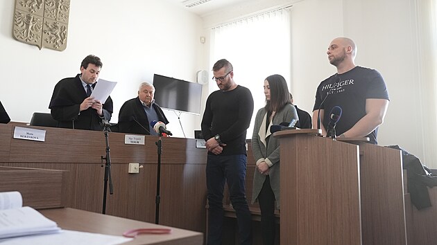 Trojice policist obalovan kvli napaden v baru - zleva Tom Strnad (hlavn podezel), jeho ptelkyn Martina Kolakov a Tom Soukup. (20. bezna 2025)