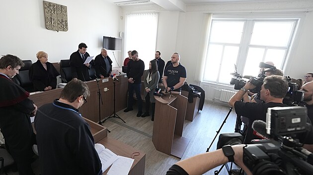 Trojice policist� ob�alovan� kv�li napaden� v baru - zleva Tom� Strnad (hlavn� podez�el�), jeho p��telkyn� Martina Kola��kov� a Tom� Soukup. (20. b�ezna 2025)