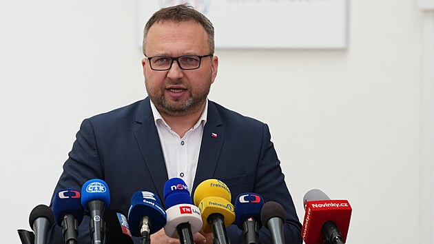 Marian Jure�ka (KDU-�SL) na tiskové konferenci (26. b�ezna 2025)