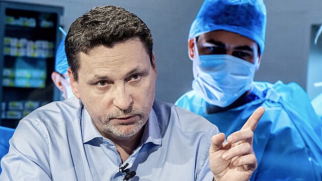 Hostem po�adu Rozst�el je prof. MUDr. Ji�� Fron�k, p�ednosta Kliniky transplanta�n� medic�ny IKEM