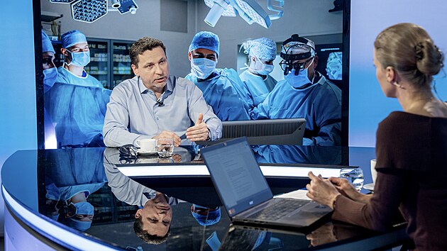 Hostem po�adu Rozst�el je prof. MUDr. Ji�� Fron�k, p�ednosta Kliniky transplanta�n� medic�ny IKEM