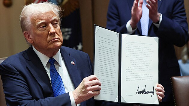 Americk prezident Donald Trump s nov podepsanm vnosem (25. bezna 2025)