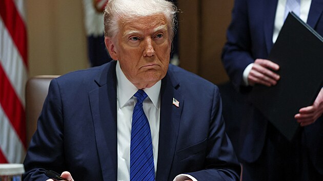 Americk prezident Donald Trump podepisuje dal vnos. (25. bezna 2025)