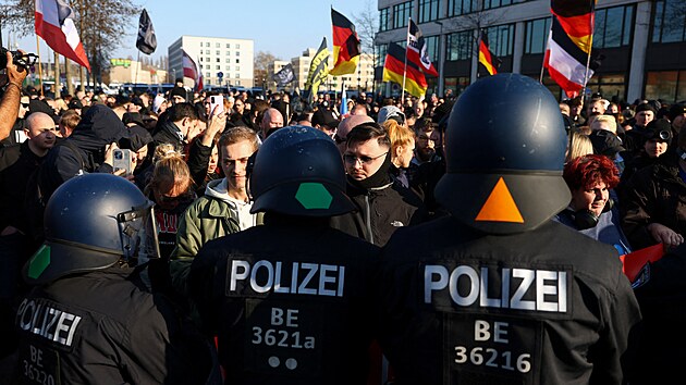 Stovky neonacist� se v sobotu sjely do Berl�na na demonstraci, proti kter� p�i�lo do ulic protestovat asi tis�ce lid�. (22. b�ezna 2025)