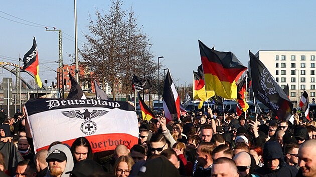 Stovky neonacist� se v sobotu sjely do Berl�na na demonstraci, proti kter� p�i�lo do ulic protestovat asi tis�ce lid�. (22. b�ezna 2025)