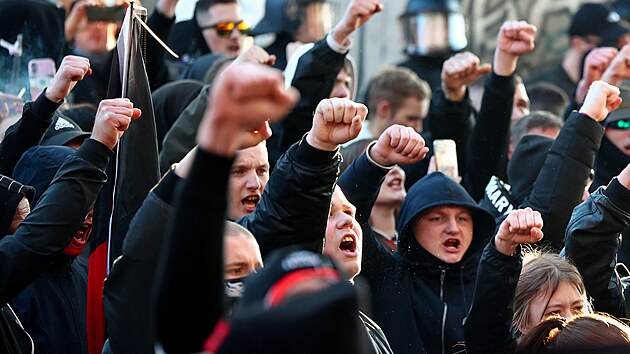 Stovky neonacist se v sobotu sjely do Berlna na demonstraci, proti kter pilo do ulic protestovat asi tisce lid. (22. bezna 2025)