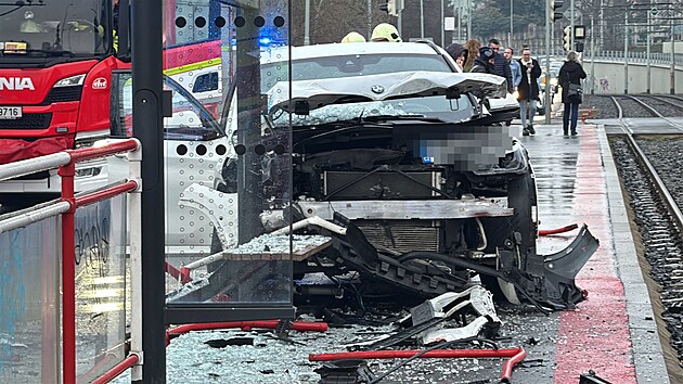 Prat hasii zasahuj u nehody vozidla, kter najelo na tramvajovou zastvku. (23. bezna 2025)