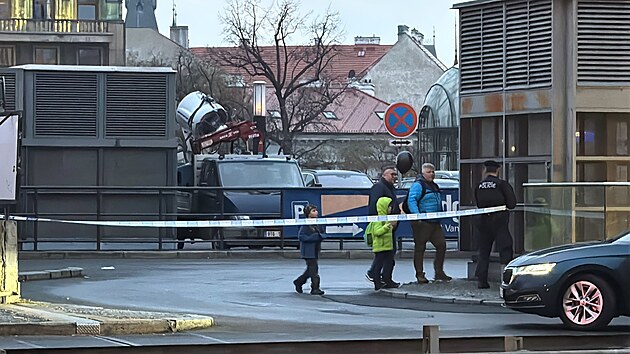 V nedli veer prask policie evakuovala kvli podezelmu zavazadlu Hlavn ndr a pilehl okol. (23. bezna 2025)