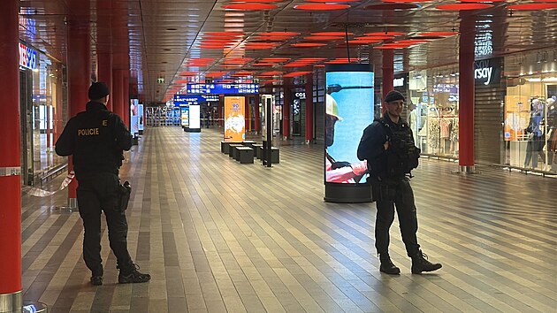 V nedli veer prask policie evakuovala kvli podezelmu zavazadlu Hlavn ndr a pilehl okol. (23. bezna 2025)