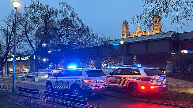 V nedli veer prask policie evakuovala kvli podezelmu zavazadlu Hlavn ndr a pilehl okol. (23. bezna 2025)