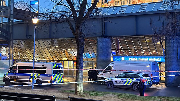 V nedli veer prask policie evakuovala kvli podezelmu zavazadlu Hlavn ndr a pilehl okol. (23. bezna 2025)