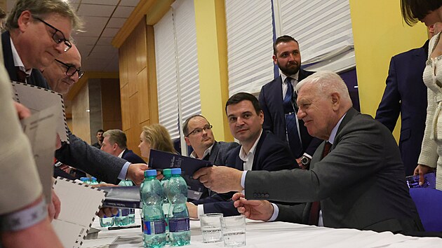 Bvali prezidenti Milo Zeman a Vclav Klaus na oslav osmi let televize XTV. (22. bezna 2025)