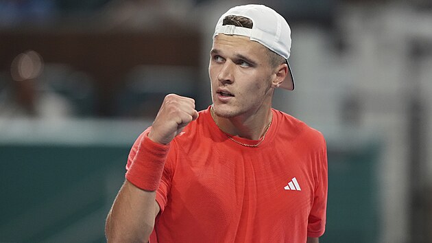 Jakub Men��k se hecuje v semifin�le turnaje v Miami.