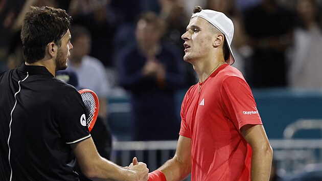 Jakub Men��k (vpravo) p�ij�m� gratulace od Ameri�ana Taylora Fritze k postupu...