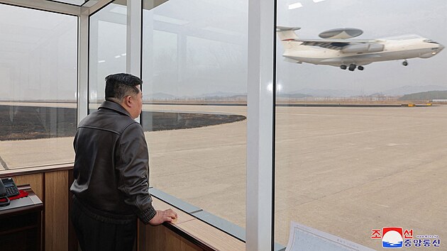 Na nedatovanm snmku, kter 27. bezna 2025 zveejnila oficiln severokorejsk Korejsk stedn tiskov agentura (KCNA), si severokorejsk vdce Kim ong-un prohl nov vyvinut przkumn a zpravodajsk nstroje a systm elektronickho toku na neznmm mst v Severn Koreji.