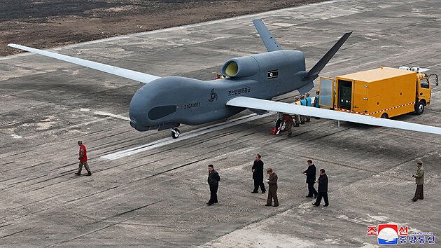 Na nedatovanm snmku, kter 27. bezna 2025 zveejnila oficiln severokorejsk Korejsk stedn tiskov agentura (KCNA), si severokorejsk vdce Kim ong-un prohl nov vyvinut bezpilotn przkumn letadlo na neznmm mst v Severn Koreji.