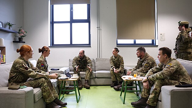 Princ pi dvoudenn cest do pobaltsk zem navtvil britsk jednotky v Estonsku, kde pispvaj k poslen vchodnho kdla Severoatlantick aliance a na zkladn Tapa se setkal tak s estonskmi a francouzskmi vojky. (21. bezna 2025)