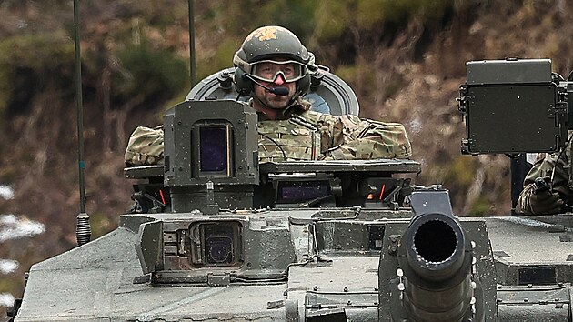 Vzkaz Rusku? Princ William v uniformě nastoupil do britského tanku v Estonsku