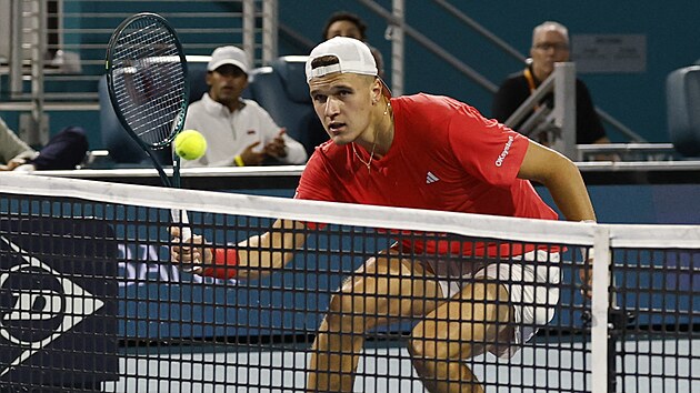 Jakub Men��k zasahuje u s�t� v semifin�le turnaje v Miami.