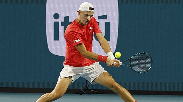 Jakub Men��k hraje bekhend v semifin�le turnaje v Miami.