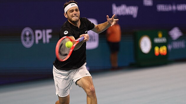 Americk� tenista Taylor Fritz hraje forhend v semifin�le turnaje v Miami.
