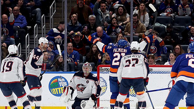 Kyle Palmieri z New York Islanders p�ekon�v� Elvise Merzlikinse z Columbusu.