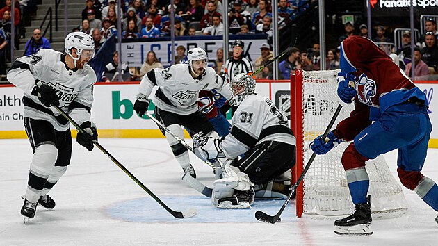 Martin Ne�as zasouv� kotou� do branky Los Angeles.