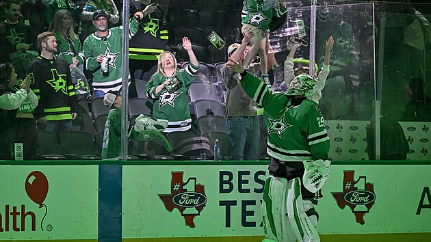 Jake Oettinger d�kuje fanou�k�m po vychytan� nule proti Minnesot�.