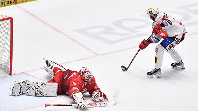 Tom� Hyka neprom��uje n�jezd proti Ond�eji Kacetlovi v sedm�m semifin�le.