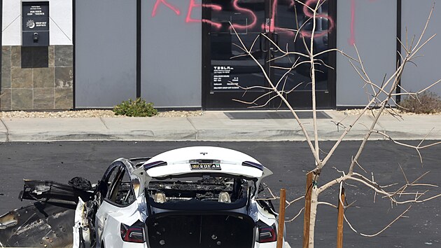 Zni�en� v�z spole�nosti Tesla v Las Vegas. Automobilka bl�zk�ho spojence americk�ho prezidenta Donalda Trumpa Elona Muska �el� �etn�m �tok�m. (18. b�ezna 2025)