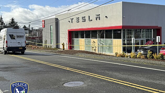 Poni�en� provozovna spole�nosti Tesla v Tigardu v Oregonu.  Automobilka bl�zk�ho spojence americk�ho prezidenta Donalda Trumpa Elona Muska �el� �etn�m �tok�m. (13. b�ezna 2025)