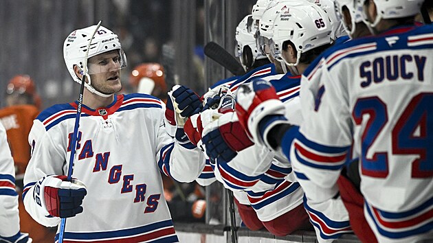 Obrnce New York Rangers Adam Fox slav se spoluhri vstelenou branku bhem zpasu proti Anaheimu.