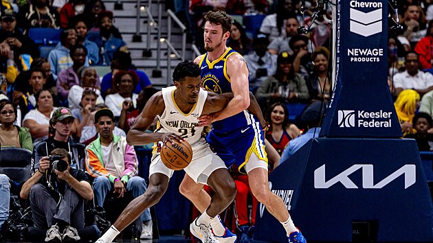 Jordan Hawkins z New Orleans (vlevo) se sna prodrat pes Quintena Posta z...
