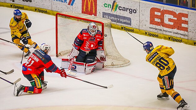 Pardubick� brank�� Roman Will zasahuje proti st�ele Tom�e Zohorny