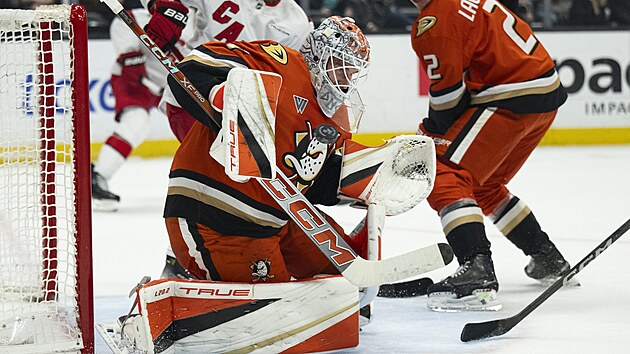 Luk� Dost�l chyt� jednu ze st�el soupe�e.