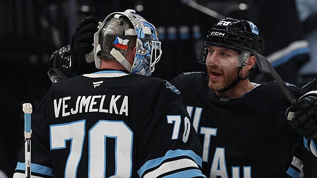 Karel Vejmelka a obr�nce Ian Cole se raduj� z triumfu.