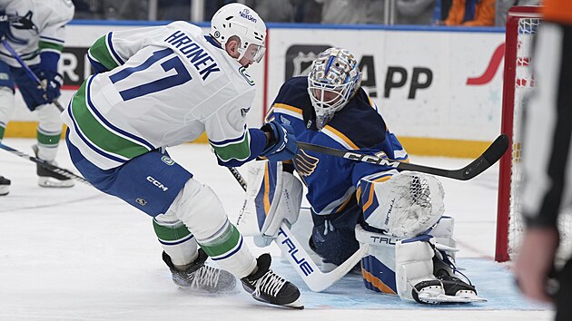 Filip Hronek p�ed Jordanem Binningtonem.