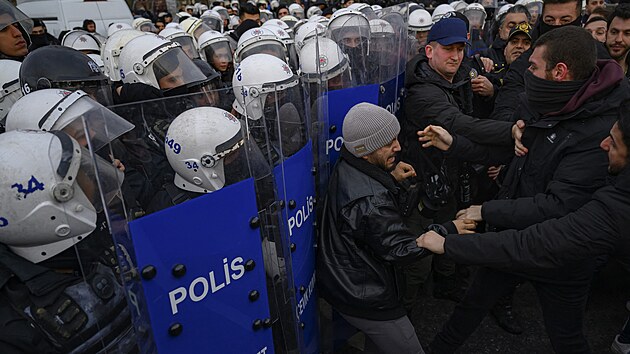 Turci protestuj� proti zat�en� istanbulsk�ho prim�tora Ekrema Imamoglua. Sn�mek poch�z� z Istanbulu. (20. b�ezna 2025)