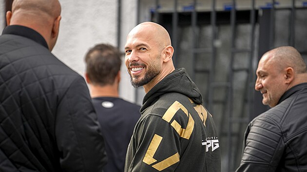 Influencer a �hrd� misogyn� Andrew Tate, obvin�n� mimo jin� z obchodu s b�l�m masem a zn�siln�n�, se i s bratrem Tristanem vr�til z USA do Rumunska, aby se p�ihl�sil na policii a �o�istil sv� jm�no�. (24. b�ezna 2025)